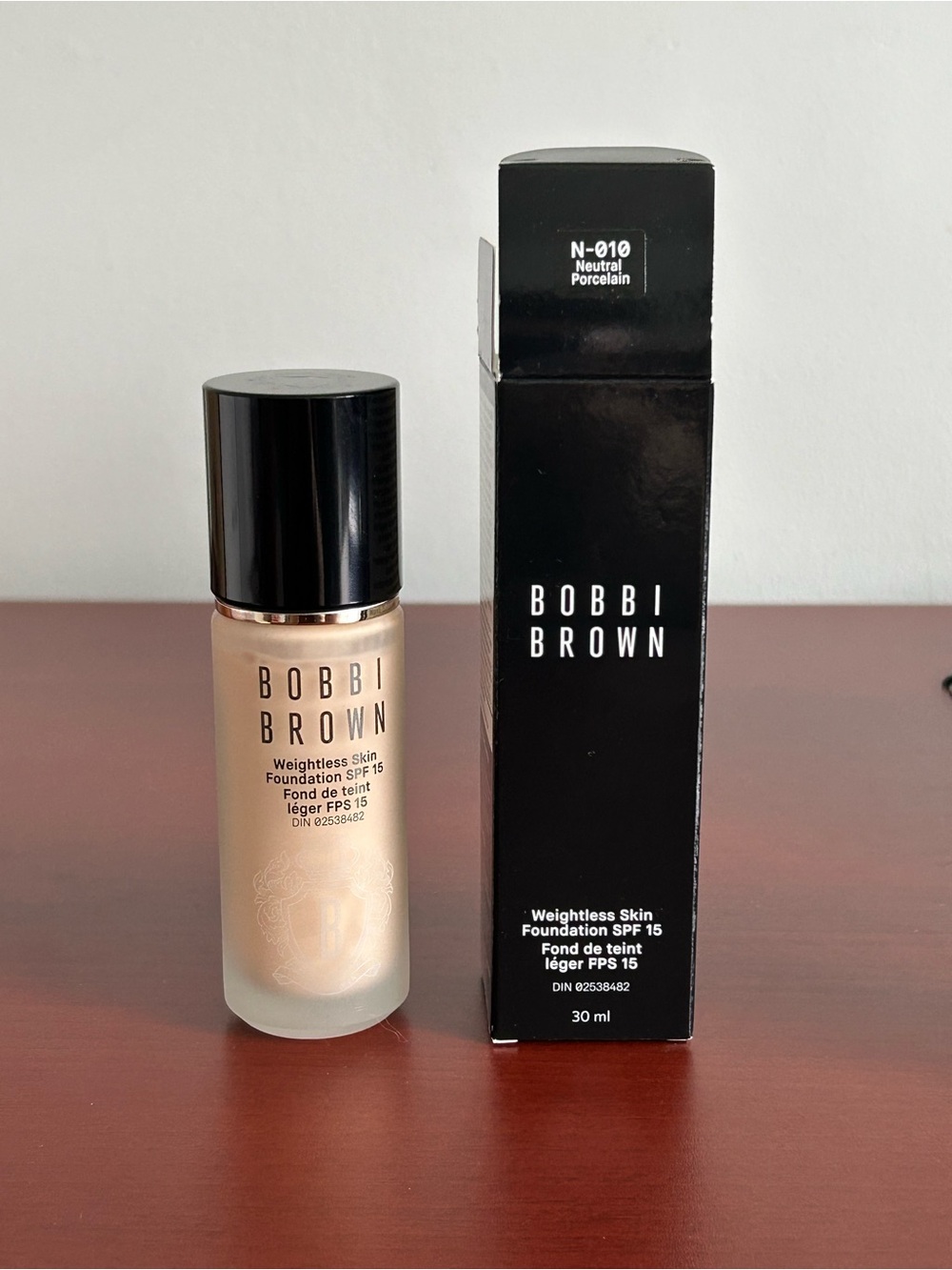 Bobbi Brown Weightless Skin Foundation SPF 15 - Neutral Porcelain (N-010)